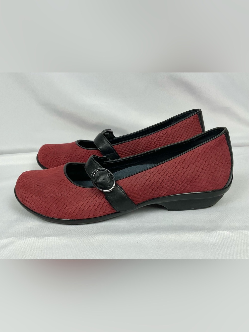 Dansko Orla Mary Janes Comfort Shoes Sz 40 Cranberry Red Snake Print Suede